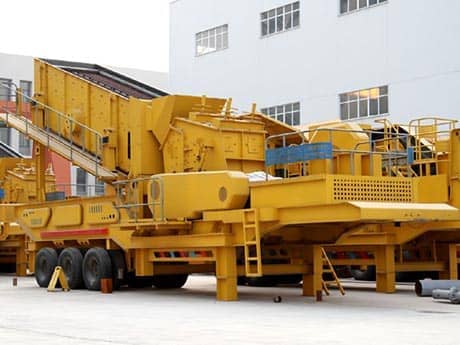 春暖花開，紅星移動(dòng)大型車載碎石機(jī)藍(lán)天下綻放光彩