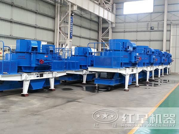 生產(chǎn)車間內(nèi)整齊排放的制砂機