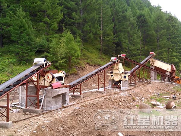 小型鄂式破石機(jī)工作現(xiàn)場圖