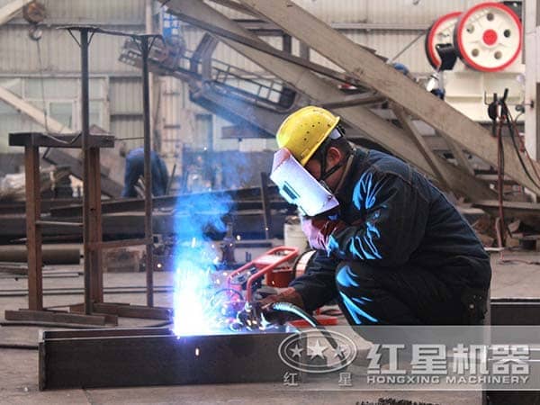 正在制造移動式制砂機(jī)的工人
