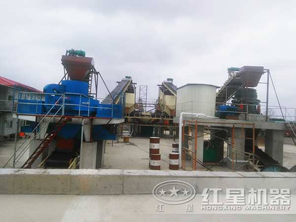 河石制沙作業(yè)現(xiàn)場