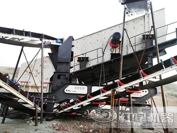 車載移動破碎機(jī)現(xiàn)場作業(yè)圖