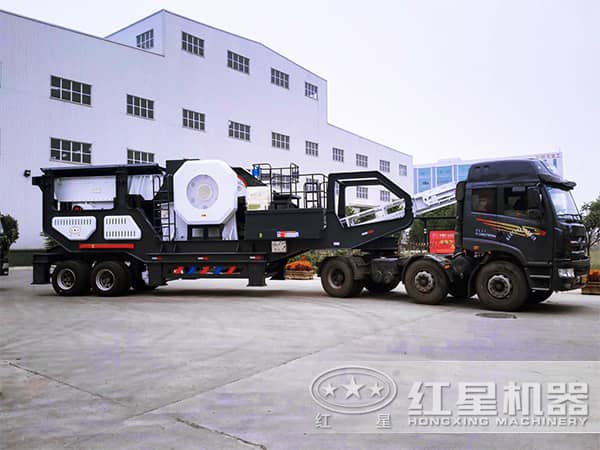 車載流動破石機(jī)在車頭的牽引下