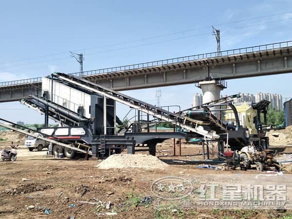 建筑垃圾移動式破碎機作業(yè)現(xiàn)場圖