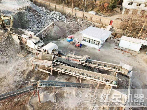 建筑垃圾移動破碎機作業(yè)現(xiàn)場俯視圖