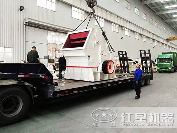 時(shí)產(chǎn)100噸反擊式榔頭機(jī)裝車、發(fā)貨