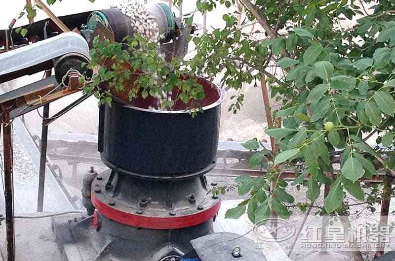客戶現(xiàn)場實拍圖，進料粒度大、出料可調(diào)