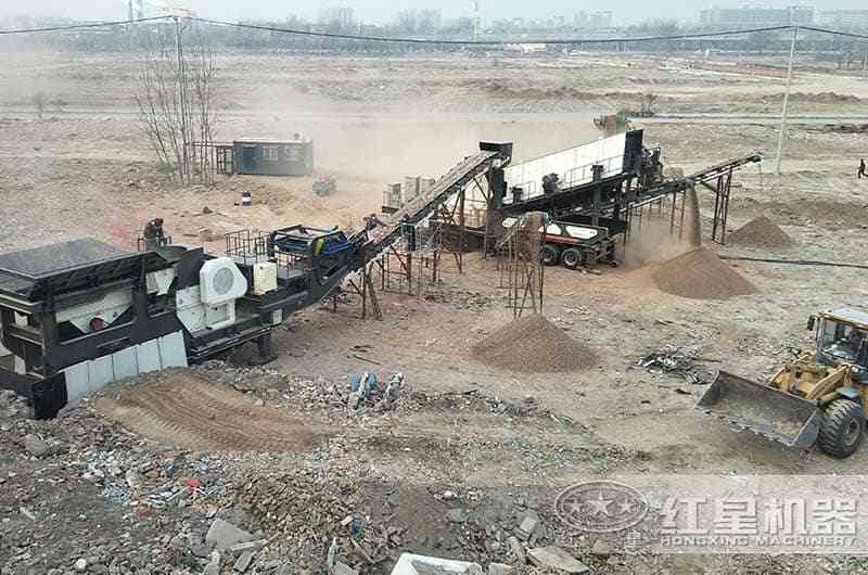 紅星移動(dòng)式建筑垃圾粉碎機(jī)工作現(xiàn)場(chǎng)