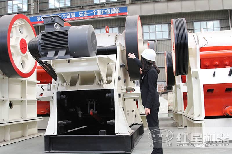 紅星人員為客戶講解顎式破碎機(jī)