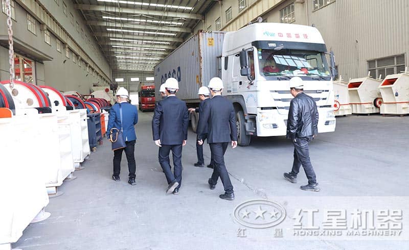 客戶來廠參觀顎式破碎機(jī)